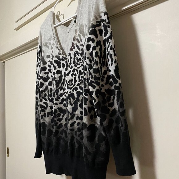 Lane Bryant long sleeve, black & white animal print sweater, size 18/20 - Picture 4 of 10